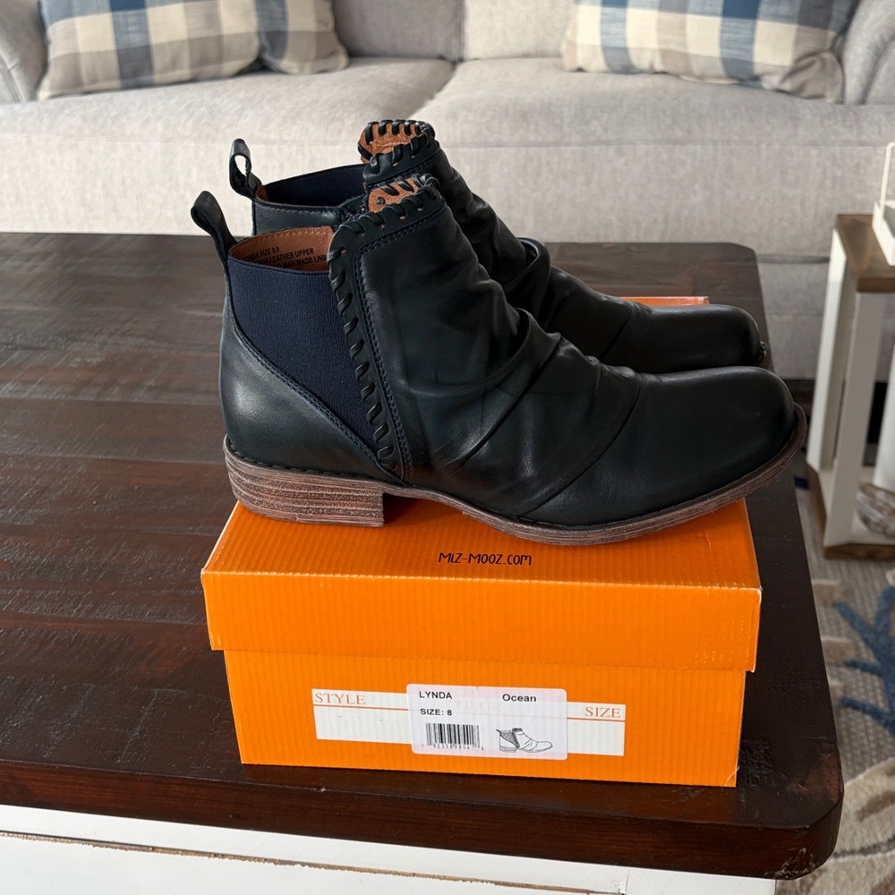 Miz Mooz Leather Ankle Booties Lynda Color Ocean
Size 8M - Picture 2 of 4
